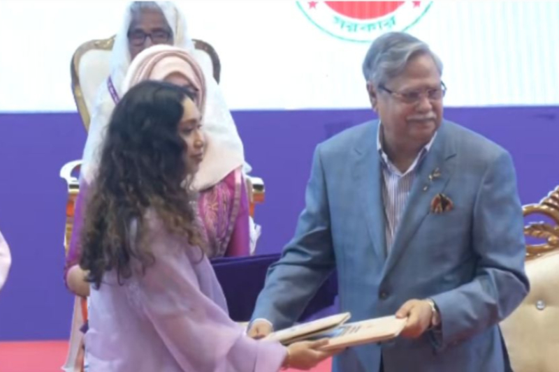 Bangladesh: Jaimah Rahman Receives Posthumous ‘Indomitable Woman’ Award on Behalf of Khaleda Zia